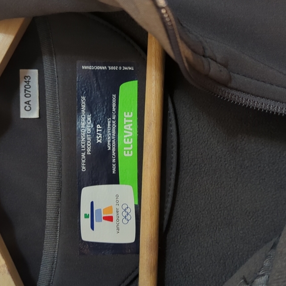 Women's Extra Small Official Licensed Vancouver 2010 Elevate Jacket - Picture 2 of 5